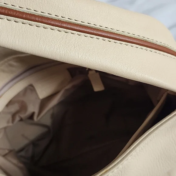 Robert Pietri Excellent Condition Elegant Tan Leather HOBO Shoulder Bag, $125 - Picture 12 of 14